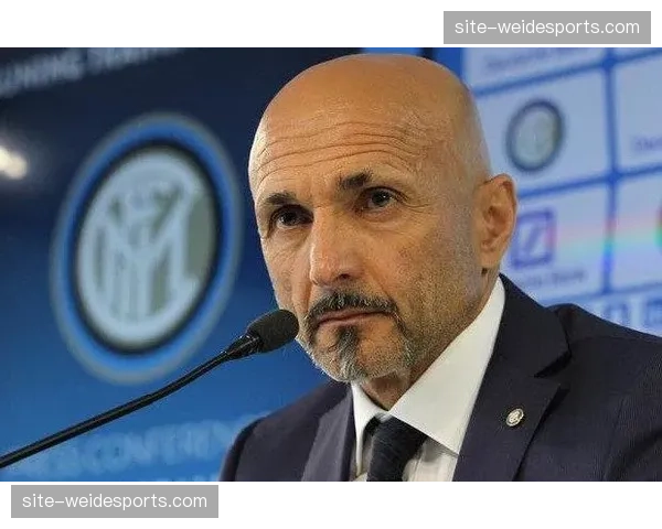 尤文三巨头通道围堵裁判 斯帕莱蒂科莫利基耶利尼集体抗议